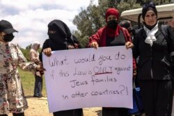 Aksi protes warga Arab Israel menjelang pemungutan suara oleh parlemen Israel tentang pembaruan undang-undang yang melarang warga negara Arab Israel untuk memperpanjang kewarganegaraan atau bahkan tempat tinggal kepada pasangan dari Tepi Barat dan Gaza yang diduduki, di luar wilayah Israel, 5 Juli 2021. (AP Foto/Tsafrir Abayov)