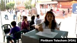 (File)ผู้มีสิทธิเลือกตั้งชาวไทยในนครลอส แองเจลิสลงคะแนนในการเลือกตั้งฯนอกราชอาณาจักรเมื่อปี พ.ศ.2554