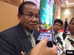 លោក​ ស៊ូ សូវុធ​ អនុ​រដ្ឋលេខាធិការ​ក្រសួង​បរិស្ថាន​ ថ្លែង​ប្រាប់​ក្រុម​អ្នក​សារព័ត៌មាន​នៅ​សណ្ឋាគារ​ក្នុង​រាជធានី​ភ្នំពេញ​ នាថ្ងៃ​ទី​២៨​ ខែ​តុលា​ ឆ្នាំ​២០១៦​ អំពី​ការ​ព្រាង​គោលការណ៍​វាយ​តម្លៃ​ហេតុ​ប៉ះពាល់​បរិស្ថាន​ថ្នាក់​តំបន់។