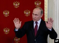 Ruski predsednik Vladimir Putin reaguje tokom pres konferencje sa italijanskim kolegom Serđom Matarelom nakon sastanka u Kremlju u Moskvi, Rusija, 11. april 2017.