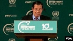 នាយក​រដ្ឋមន្រ្តី​ខ្មែរ​លោក ហ៊ុន សែន ថ្លែង​សុន្ទរកថា នៅ​ឯ​វេទិកា​វិនិយោគ​ពិភពលោក​ក្នុង​ទីក្រុង​ហ្ស៊ឺណែវ ប្រទេស​ស្វីស នៅ​ថ្ងៃទី ២២ ខែតុលា ឆ្នាំ២០១៨។ (សុខ ខេមរា/VOA)