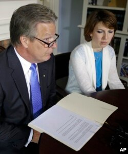 최근 북한에 억류된 미국인 제프리 파울 씨의 부인 타냐 파울 씨(오른쪽)와 티모시 테페 변호사가 9일 미 오하이오주 레바논에서 가족들의 입장을 담은 성명을 발표했다.