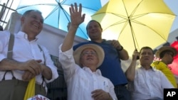 Colombia's former President Alvaro Uribe at a demonstration before the ceremony to protest the signing.