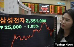 이재용 삼성전자 부회장이 실형을 선고받은 25일 오후 서울 영등포구 한국거래소 모니터에 삼성전자 주가가 2만5천원 하락한 235만1천원을 나타내고 있다.