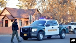 Policajci čuvaju ulaz u srednju školu Actek u Nju Meksiku posle pucnjave na kampusu 7. decembra 2017.