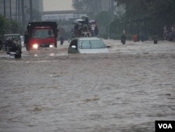 Pusat perkantoran dan bisnis, jalan Sudirman dan Thamrin, Jakarta terendam banjir, 17 Januari 2013 (VOA/Iris Gera)
