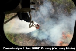Helikopter Mi-8 menjatuhkan bom air di Kalimantan Tengah 17/10/2018. Kebakaran lahan masih menjadi ancaman bagi Kalimantan (courtesy: Dansubsatgas Udara BPBD Kalteng).