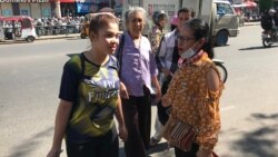 អ្នកស្រីសុខ ស្រីនិច្ច​ ភរិយា​លោកគង់ រ៉ៃ​ (ឆ្វេង​ដៃ) និង​ម្តាយលោក​គង់​ រ៉ៃ​ (ស្តាំ) បន្ទាប់​ពី​អ្នកស្រី​សុខ ស្រីនិច្ច​ មក​ដល់​សាលាដំបូងរាជធានី​ភ្នំពេញ​ នាសៀល​ថ្ងៃអង្គារ​ ទី​២៦​ ខែ​វិច្ឆិកា​ ឆ្នាំ​២០១៩។ (ហ៊ុល រស្មី/VOA)