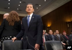 Urush faxriylari masalalari bo'yicha vazirlik rahbari, urush veterani Erik Shinsekini Oq uy himoya qilmoqda.