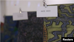 شلوار جین هدیه ای از «کیت ماس» مانکن بریتانیایی که «جانی دار» هنرمند آمریکایی روی آن نقاشی کرده است