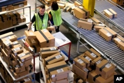 지난 2016년 미국 온라인 상거래를 기반으로 한 IT 기업인 아마존의 직원이 애리조나주 피닉스의 아마존 센터에서 작업하고 있다.