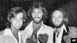 Foto dokumentasi band legendaris 'Bee Gees', yang terdiri dari Gibb bersaudara (dari kiri: Robin, Barry dan Maurice Gibb) berpose di Los Angeles pada masa kejayaan mereka di pertengahan tahun 1978 (Foto: dok).
