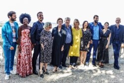 Aktor Perancis Hugo Becker, aktris Burkina Faso Roukiata Ouedraogo, dan sejawatnya berpose dalam sesi pemotretan di Francophone Angouleme Film ke-12 Festival pada 20 Agustus 2019, di Angouleme, Perancis barat. (Foto: AFP/Yohan BONNET)