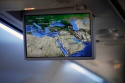 Layar televisi di dalam kabin pesawat El Al menampilkan peta yang menunjukkan rute penerbangan dari Israel ke Abu Dhabi, Uni Emirat Arab, Senin, 31 Agustus 2020.