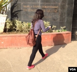 Many college students in India, like those studying at the Sri Venkateswara College of Delhi University, want to pursue postgraduate studies overseas. (Photo: A. Pasricha / VOA)