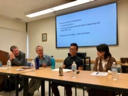 洛杉矶加州大学的中国研究中心举行香港抗议运动研讨会。照片从左至右：UCLA中国研究中心主任白睿文教授(Michael Berry)；加州大学尔湾分校的历史学教授、美国近代史学家瓦瑟斯特伦博士(Dr. Jeffery Wasserstrom)；加州大学尔湾分校的社会学博士莫哲炜(Chit Wai John Mok)；加州大学洛杉矶分校的政治学学者贝莱特·李博士(Dr. Bellette Lee) (2019年10月30日星期三，雨舟拍摄)