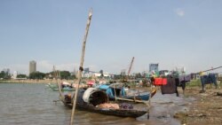 A fishing boat is docked near the Tonle Sap River bank in Sangkat Chroy Changva, Khan Chroy Changva, Phnom Penh, June 9, 2021. (Vicheika Kann/VOA)