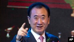 លោក​ Wang Jianlin នាយក​ក្រុមហ៊ុន​ Wanda Group និយាយ​ថ្លែង​នៅ​ក្នុង​ពិធី​ចុះ​ហត្ថលេខា​សម្រាប់​ភាព​ជា​ដៃគូ​រវាង​ក្រុមហ៊ុន FIBA និង​ក្រុមហ៊ុន Wanda Group ក្នុង​ក្រុង​ប៉េកាំង​ កាល​ពី​ថ្ងៃ​ទី១៦ ខែ​មិថុនា ឆ្នាំ​២០១៦។ ក្រុមហ៊ុន Wanda Group បាន​ទិញ​ផលិតកម្ម Dick Clark Productions ក្នុង​តម្លៃ​មួយ​ពាន់លានដុល្លារ។