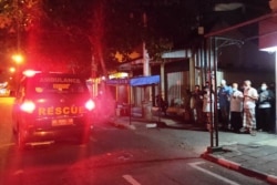 Keluarga mendoakan jenazah pasien yang akan dimakamkan, Senin (5/7), dini hari pukul 00.30. (Foto:TRC BPBD DIY)