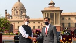 امریکی وزیرِ دفاع مارک ایسپر اپنے بھارتی ہم منصب سے ملاقات کے موقع پر مصافحہ کر رہے ہیں۔