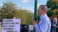 លោក អេង ឆៃអ៊ាង អនុប្រធាន​គណបក្ស​សង្គ្រោះជាតិ បាន​ថ្លែង​ប្រាប់​បាតុករ​អំពី​ការរំលោភ​កិច្ចព្រមព្រៀង​ដោយ​ភាគី​ចិន។ (ម៉ែន គឹមសេង/វីអូអេ)