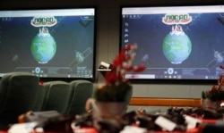 Monitor-monitor komputer menyala di Pusat Pelacakan Sinterklas NORAD di Pangkalan Udara Peterson, Colorado Springs, Colorado, 23 Desember 2019. (Foto: Associated Press)