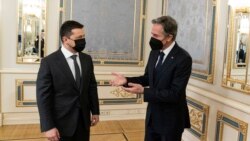 토니 블링컨(오른쪽) 미 국무장관이 19일 우크라이나 키예프에서 볼로디미르 젤렌스키 대통령과 회동하고 있다.