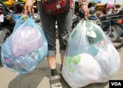 ថង់​ត្រូវ​បាន​ឃើញ​ប្រើបាស់​នៅ​ក្នុង​ផ្សារ​អូឬស្សី​នារាជធានី​ភ្នំពេញនៅ​ថ្ងៃ​ សុក្រ​ ទី​១៤ ខែ​តុលា ឆ្នាំ​២០១៦ នៅ​ផ្សារ​អូឬស្សី​នារាជធានី​ភ្នំពេញ។​(ឡេង ឡែន/VOA)