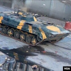 Sebuah tank memasuki kota Homs (26/12).
