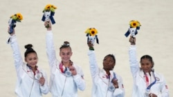 Manm ekip jimnastik Etazuni Sunisa Lee, Grace McCallum, Simone Biles ak Jordan Chiles nan Tokyo, 27 Jiye, 2021.