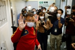 现任香港记者协会主席丶《立场新闻》副采访主任陈朗升离开《立场新闻》办公室时向媒体招手。（2021年12月19日）