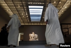 Para pengunjung berjalan di Museum Louvre Abu Dhabi di Abu Dhabi, Uni Emirat Arab, 6 November 2017.