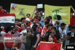 تماشاگران زن سوری زیر پرچم حزب الله در ورزشگاه آزادی در تهران