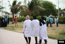 FILE - Young Saudi activists prepare for an athletic event they say helps handicapped children become more fit and integrate with society in Jeddah, Saudi Arabia, January 2016. Saudi journalist Khaled Almaeena suggests numbers from the Arab Youth Survey reflect growing indifference to political crises. (H. Murdock/VOA)