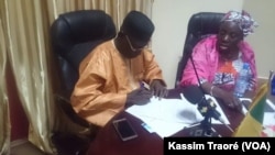 Suite aux travaux de la commission de conciliation, à Bamako, le 12 février 2017. (VOA/Kassim Traoré)