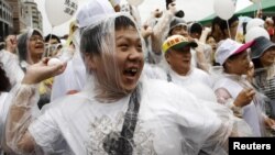 Protesters throw eggs at a portrait of Taiwan's President Ma Ying-jeou during a demonstration in Taipei, May 20, 2012.