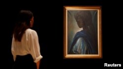 Le portrait de "Tutu" par le peintre nigérian Ben Enwonwu, chez les commissaires-priseurs de Bonhams avant sa vente à Londres, le 7 février 2018.