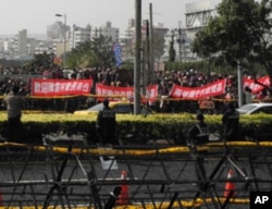 陈云林下塌饭店外 台湾警方架设拒马隔开欢迎与抗议人士