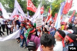 ក្រុម​សហជីព​ និង​សមាគម​ប្រមាណជាង​ ២០ក្រុម​ និង​កម្មកររោងចក្រ​កាត់ដេរ​ សំណង់​ ក្រុម​អ្នក​បររ៉ឺម៉​កង់បី​ និង ក្រុម​យុវជន​ជាង ១០០០ នាក់ ប្រារព្ធទិវា​ពលកម្ម​អន្តរជាតិ​ខួបលើក​ទី​១៣១​ នៅ​រាជ​ធានី​ភ្នំពេញ ថ្ងៃទី០១ ខែ​ឧសភា ឆ្នាំ២០១៧​។ (ខាន់ សុគុំមនោ​/ VOA)