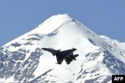 一架印度战机飞行在中印边境两国军队发生冲突的地区上空。（2020年6月23日）