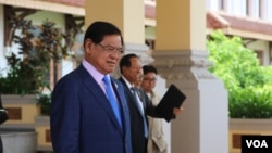 រូបឯកសារ៖ ឯកឧត្តម ស ខេង ដើរចេញពីវិមានរដ្ឋសភា បន្ទាប់ពី​កិច្ចប្រជុំពេញអង្គពិភាក្សានិងអនុម័តលើសេចក្តីស្នើច្បាប់ស្តីពីការបោះឆ្នោតជ្រើសតាំងសមាជិកព្រឹទ្ធសភាកាលពីថ្ងៃអង្គារ ទី២០ មិថុនា ២០១៧ វិមានរដ្ឋសភា ទីក្រុងភ្នំពេញ។ (កាន់ វិច្ឆិកា/VOA)