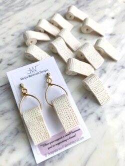 Anting tisu toilet karya warga Indonesia, Allesia Weintraub, di Washington, D.C. (Dok: Allesia Weintraub)