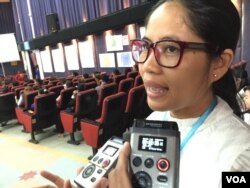 អ្នកស្រី​ ម៉ាក ច័ន្ទស៊ីថា​ ប្រធាន​សមាគម​មណ្ឌល​ព័ត៌មាន​កម្មករ​ និយាយ​ពីស្ថានភាព​វិស័យ​កាត់​ដេរ​ នៅ​ក្រៅ​វេទិកាកម្មករ​ស្តីពី​ «​ការ​ស្វែងយល់​ពីវិស័យ​វាយនភណ្ឌកាត់ដេរ»​ រៀបចំឡើង​នៅ​រាជធានី​ភ្នំពេញ​ កាល​ពីថ្ងៃ​អាទិត្យ​ទី​ ២២​ ខែឧសភា​ ឆ្នាំ​២០១៦​។ (ហ៊ុល រស្មី/VOA)