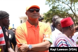 Le leader de l’opposition togolaise Jean-Pierre Fabre marche aux côtés de ses partisans à Lomé, Togo, 20 septembre 2017. (VOA/Kayi Lawson).