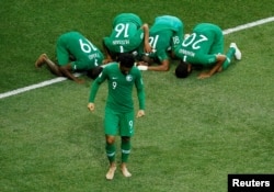 Timnas Arab Saudi sujud syukur setelah laga penyisihan Grup A Piala Dunia 2018 antara Arab Saudi dan Mesir di Volgograd Arena, Volgograd, Rusia, 25 Juni 2018.