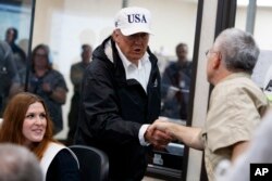 도널드 트럼프(가운데) 대통령이 29일 텍사스주 재난대책본부를 방문, 관계자들과 악수하며 노고를 치하하고 있다.