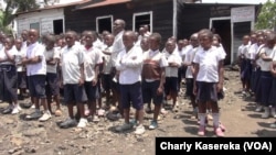 Des écoliers en fil devant une salle de classe à Goma, le 23 septembre 2015. (VOA/Charly Kasereka)