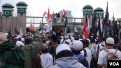 Massa dari sejumlah ormas Islam berunjuk rasa menolak Perppu Ormas di depan gedung DPR RI (Ahadian/VOA).