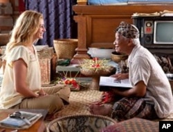 Julia Roberts as "Elizabeth Gilbert" and Hadi Subiyanto as "Ketut Liyer" in Columbia Pictures' EAT, PRAY, LOVE
