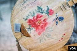 音乐家们常用月琴作为表达个性及艺术诉求的载体。（美国之音记者方正拍摄）